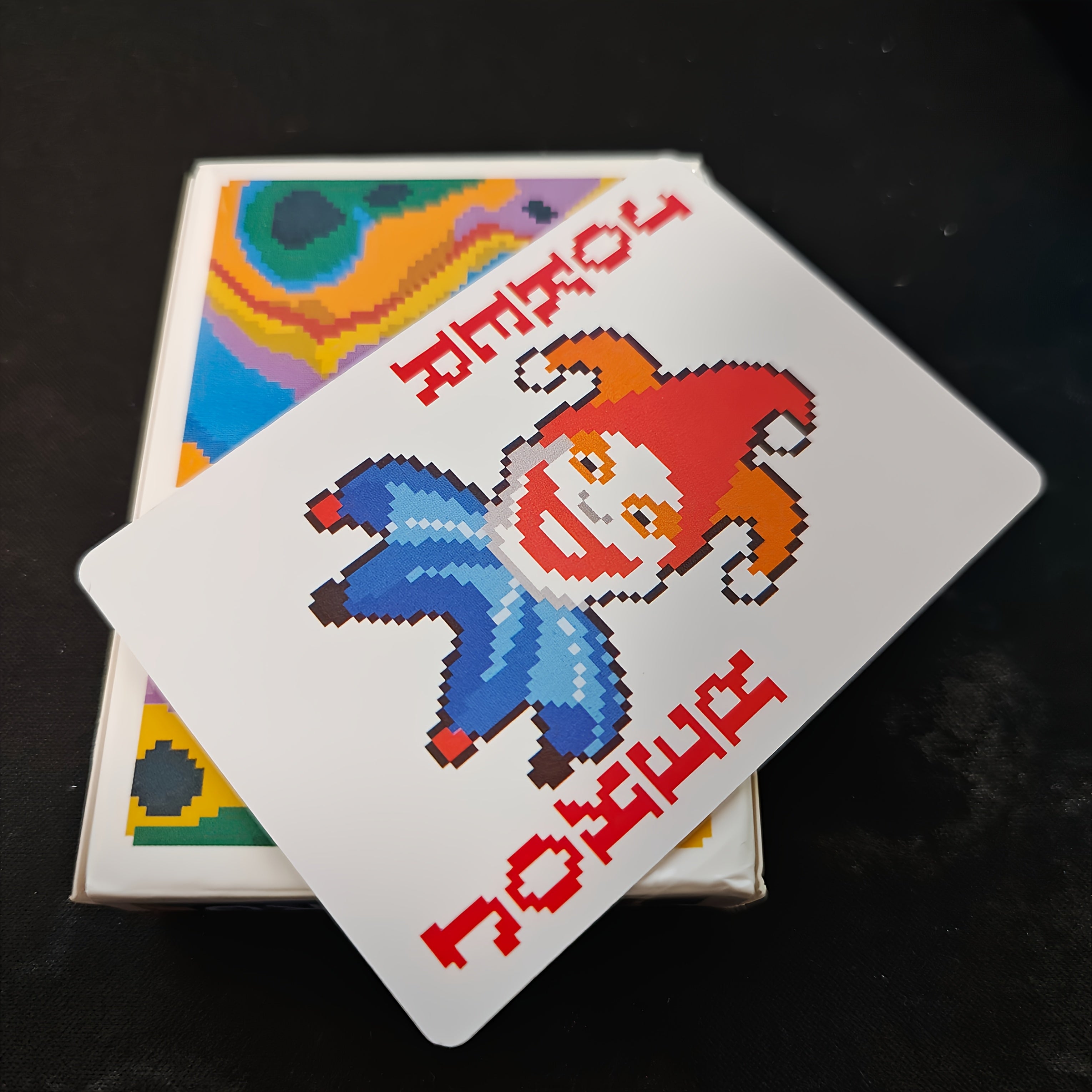 54 Cartes de Jeu Joker - Design D'Art Pixel Vibrant, Id¨¦al Pour Les Jeux de F¨ºte Et Le Poker, Les Essentiels Des Jeux de Cartes | Design Joufflu | Carton de Jeu Durable