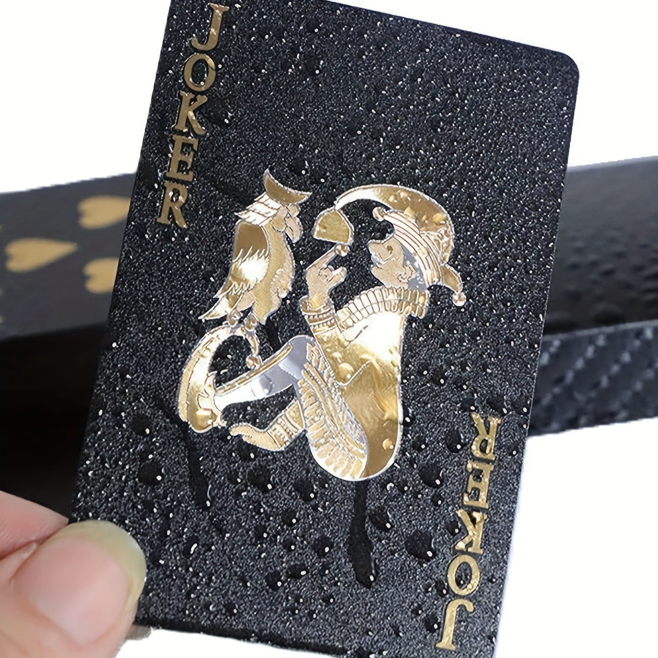 Mat¨¦riel PVC imperm¨¦able de haute qualit¨¦, adapt¨¦ aux amateurs de jeux de soci¨¦t¨¦ et de f¨ºtes. Jeu de cartes flexible avec bo?te, utilis¨¦ pour les f¨ºtes de fin d'ann¨¦e et les cadeaux pour les amis et la famille pendant les festivals.